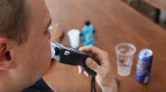 Test polície: Nafúkate za volantom z ústnej vody, kompótu či keksu?