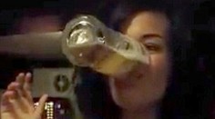 Na krehkú dámu sa nechytajú ani slovenskí pivári. Veľké „exne“ bez rúk za 5 sekúnd