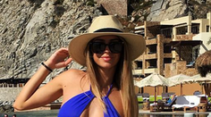 Tatarova frajerka dráždi v sexy plavkách. Do očí sa jej nepozriete