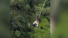 VIDEO: Adrenalínový nadšenec zoskočil z útesu s dvojročnou dcérou v náručí