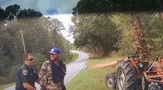 Zlodej traktora ďaleko neušiel, po zásahu taserom padol na cestu ako podťatý