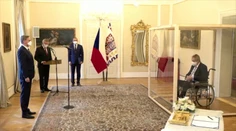 ČR: Zeman vymenoval Fialu za premiéra. Spoza klietky z plexiskla