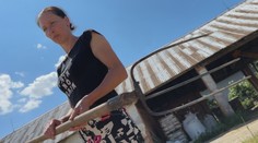 Mama hrdinka nad radami z ministerstva krúti hlavou. Všetci musia nateraz zložiť zbrane