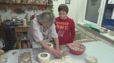 Pár dní po pôrode sa jej začal zhoršovať zrak, až úplne oslepla. Následne v sebe objavila umelecký talent