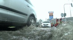 Letná búrka paralyzovala dopravu v Ružomberku, hlavnú križovatku zaplavila voda