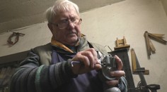 Ruky má ako zo zlata. Ján neotáľa ani na dôchodku a opravuje vežové hodiny z celého Slovenska