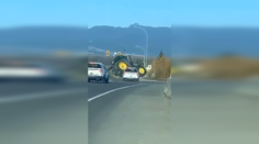 VIDEO: Skončil na streche. Kanadskí policajti zastavili unikajúci traktor až s pomocou drsného manévru