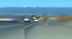 VIDEO: Skončil na streche. Kanadskí policajti zastavili unikajúci traktor až s pomocou drsného manévru