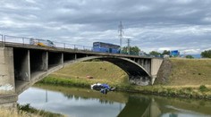 FOTO: Hrozivo vyzerajúca nehoda. Kamión prerazil zábradlie a spadol do kanála