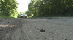 Čakajú na asfalt už od apríla. Cestu pri obci Havaj frézovali, no odrazu sa práce zastavili