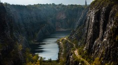 Tragický deň v lome neďaleko Prahy: Kým záchranári oživovali potápača, po páde zo skaly zomrel ďalší muž