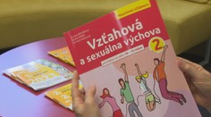 Učebnicu sexuálnej výchovy, ktorú napísali odborníci, ministerstvo neodporúča. Školy si ju aj tak kupujú