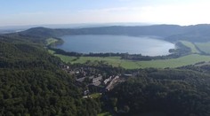 Pod nemeckým jazerom drieme obrovská sopka. Vedci spozorneli, keď vyvolala zemetrasenia