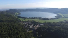 Pod nemeckým jazerom drieme obrovská sopka. Vedci spozorneli, keď vyvolala zemetrasenia