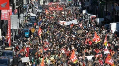 VIDEO: Francúzsko ochromili rozsiahle protivládne protesty a štrajky