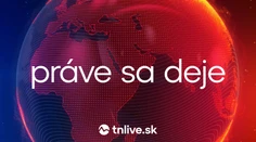 Na D2 pristál vrtuľník. Auto skončilo prevrátené mimo diaľnice
