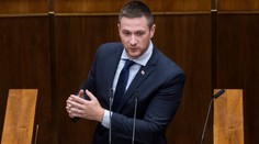 Milan Uhrík musí zmazať status, v ktorom kritizoval vedca Čekana