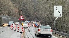 Premávku pod Strečnom pre zosuv zúžili do jedného jazdného pruhu