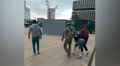 VIDEO: Autentické zábery policajného záťahu na extrémistov. Mladíkov chytali v bytoch aj nákupnom centre