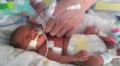 Prvé dieťa im po pôrode zomrelo, lekári odpisovali aj druhé. Teraz však oslavuje prvý rok