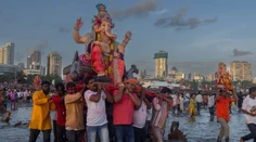 Hinduistický festival plný katastrof. Takmer 40 detí sa utopilo počas osláv