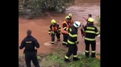 Rozbúrená rieka v českom Broumove si takmer vypýtala tri detské životy. Zasahovali hasiči aj vrtuľník