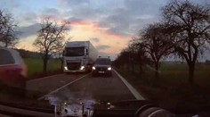 Pri predbiehaní cez plnú čiaru narazil čelne do policajtov: Všetko zachytila kamera