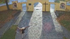 Z kostola vo V. Šariši ukradol takmer trojmetrový kríž. S krucifixom kráčal po meste ako po krížovej ceste