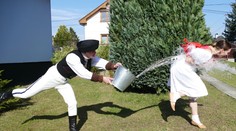 Tradície verzus kritika. Niektorí volajú po ukončení oblievačky a šibačky, sociologička to vníma inak