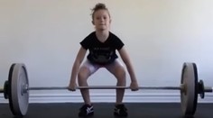 VIDEO: Sedemročné dievča láme rekordy. Zahanbí aj starších vzpieračov