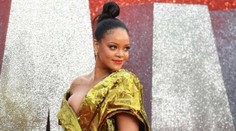 Ktorým kráskam takmer vyskočili zo šiat von? Toto sú najhlbšie dekolty roku 2018