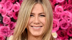 Jennifer Aniston dráždila v podprsenke: Týmto výstrihom rozpáli mužov aj v 50-ke
