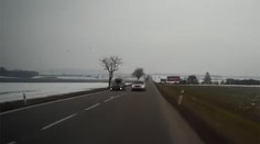 Blázon na ceste: Takéto riskantné predbiehanie sa často končí tragicky