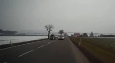 Blázon na ceste: Takéto riskantné predbiehanie sa často končí tragicky