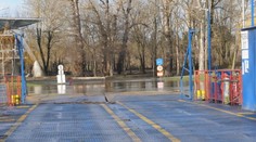 Kompa na hranici s Rakúskom stále nie je v prevádzke. Dôvodom je vysoká hladina rieky