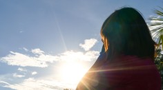 Nechali ju stáť na rozpálenom balkóne. Dievča po návšteve sociálnych pracovníčok skončilo v nemocnici