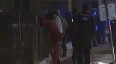 Žene ukradli kabelku, následne ju nabrali na kapotu auta. Takto to opísal svedok