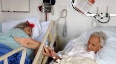 Držal svoju manželku za ruku, až kým nezomrela. Potom za ňou odišiel aj on