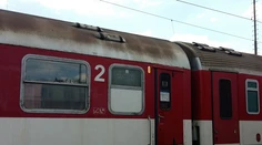 Vlaky budú bezpečnejšie vďaka novinke nad dverami