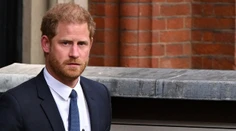 Po oznámení smutnej správy zrušil všetok svoj program. Princ Harry pricestoval za otcom do Veľkej Británie