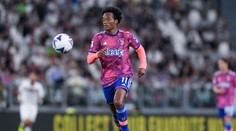 VIDEO: Kanonier Juventusu za vyzlečenie dresu uvidel kartu a bol vylúčený. Rozhodca však gól neuznal