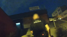 VIDEO: Muž napadol svoju bezvládnu partnerku pred zrakmi polície. Udieral ju do tváre a ťahal za vlasy