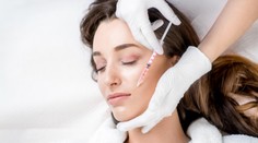 Neškolení ľudia pichajú botox aj na verejných toaletách. Lekári bijú na poplach, estetický priemysel sa vymyká kontrole