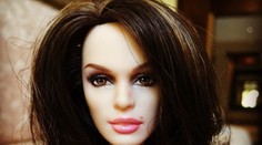 Uhádnete, koho tvár si požičala slávna "barbína"?