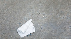 Muž našiel papier a chcel ho vyhodiť. Keď ho obrátil, zistil, že ide o bankovú zmenku na astronomickú sumu