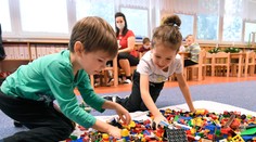 Miesto v škôlke alebo peniaze. Štát bude môcť vyplácať rodičom „odškodné“ už tento rok