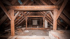 Nič netušiaca starenka žila dlhé roky v dome s telom jej nezvestného manžela