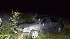 Opäť úradoval alkohol: Na mol opitý muž sadol za volant, havaroval a niekoľkokrát sa autom prevrátil