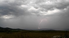 FOTO: Krúpy, búrky i záplavy. Počasie opäť potrápilo viaceré časti Slovenska