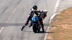 Bitka priamo na trati: Motocyklový pretekár po kolízii za jazdy presadol na súperovu motorku